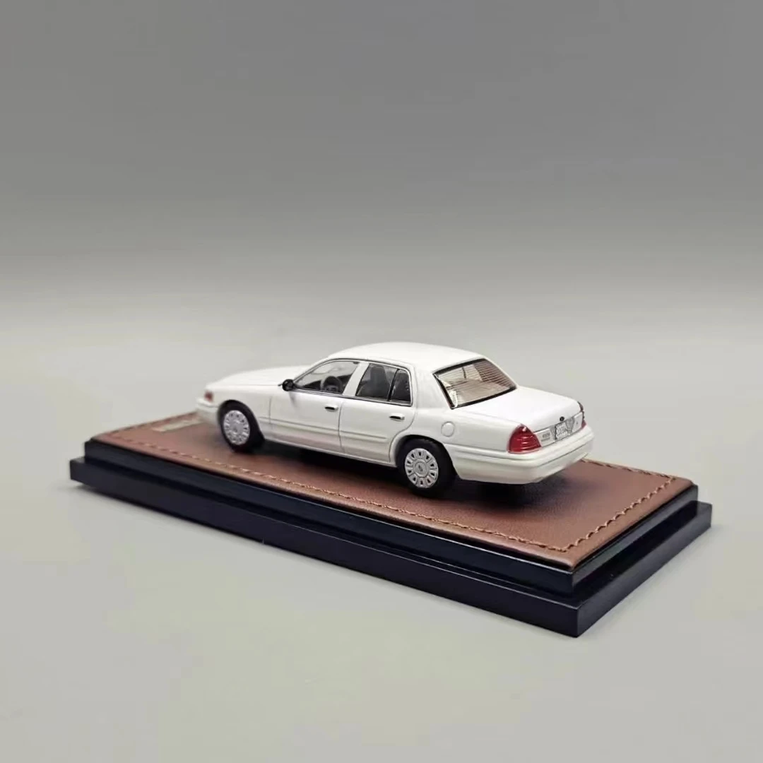 GOC In Stock 1:64 Crown Victoria Street Package White Diecast Diorama Car Model Toys