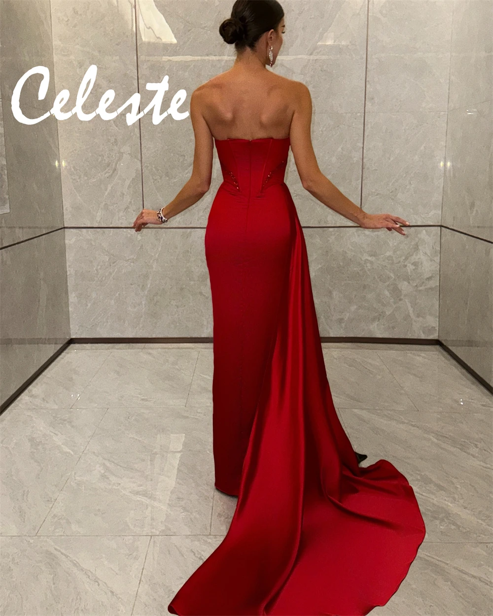 Maßgeschneiderte Temperament-Satin-Abendkleider, modische, trägerlose, ärmellose Heimkehrkleider, glitzernde Hofschleppe-Partykleider