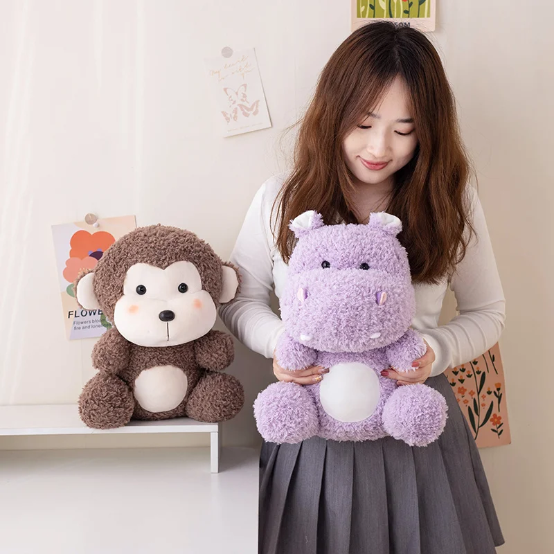 Fantastisch zitdier zacht paars nijlpaard bruine aap sussen knuffel dierentuin dier aanwezig