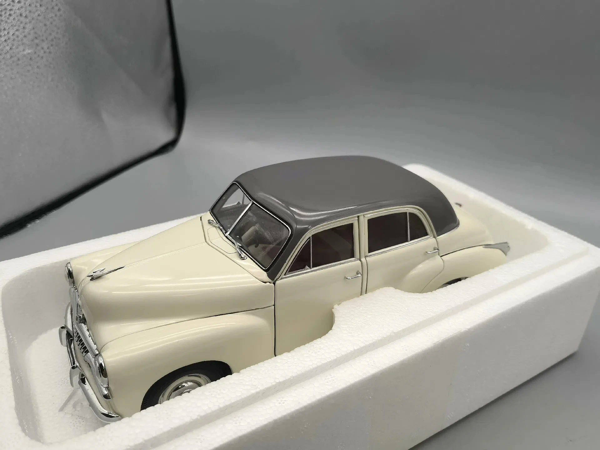 Autoart 1:18 FJ SEDAN White Simulation Limited Edition All Open Alloy Metal Static Car Model Toy Gift