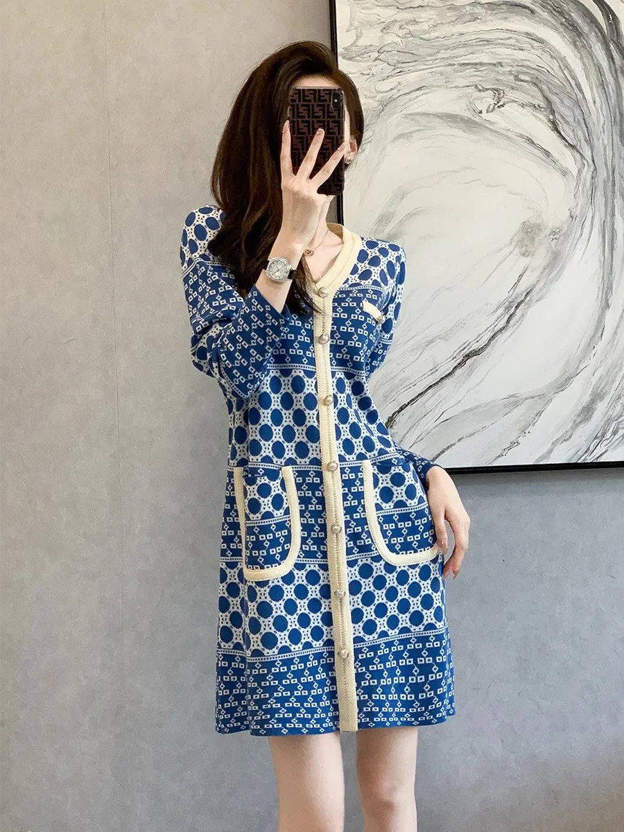 春秋 2024 小さなフレグランススタイルの女性のドレス韓国語バージョンルーズ V ネック長袖ニットスカートストレートチューブ