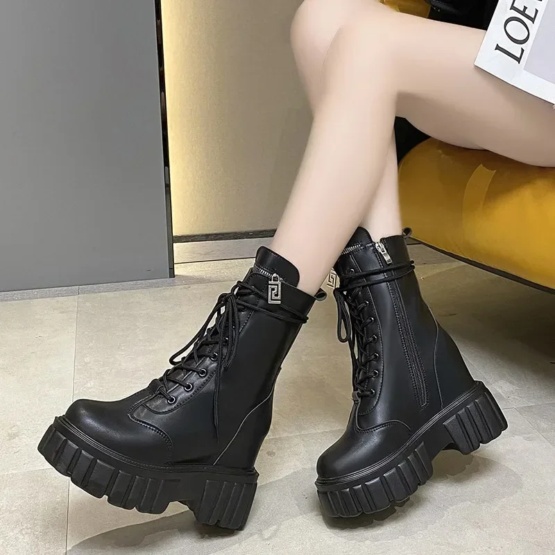 Botas de couro para mulheres, sapatos de plataforma alta, tênis de salto grosso, dedo do pé redondo, curto, pele, motocicleta, quente, inverno, 10cm