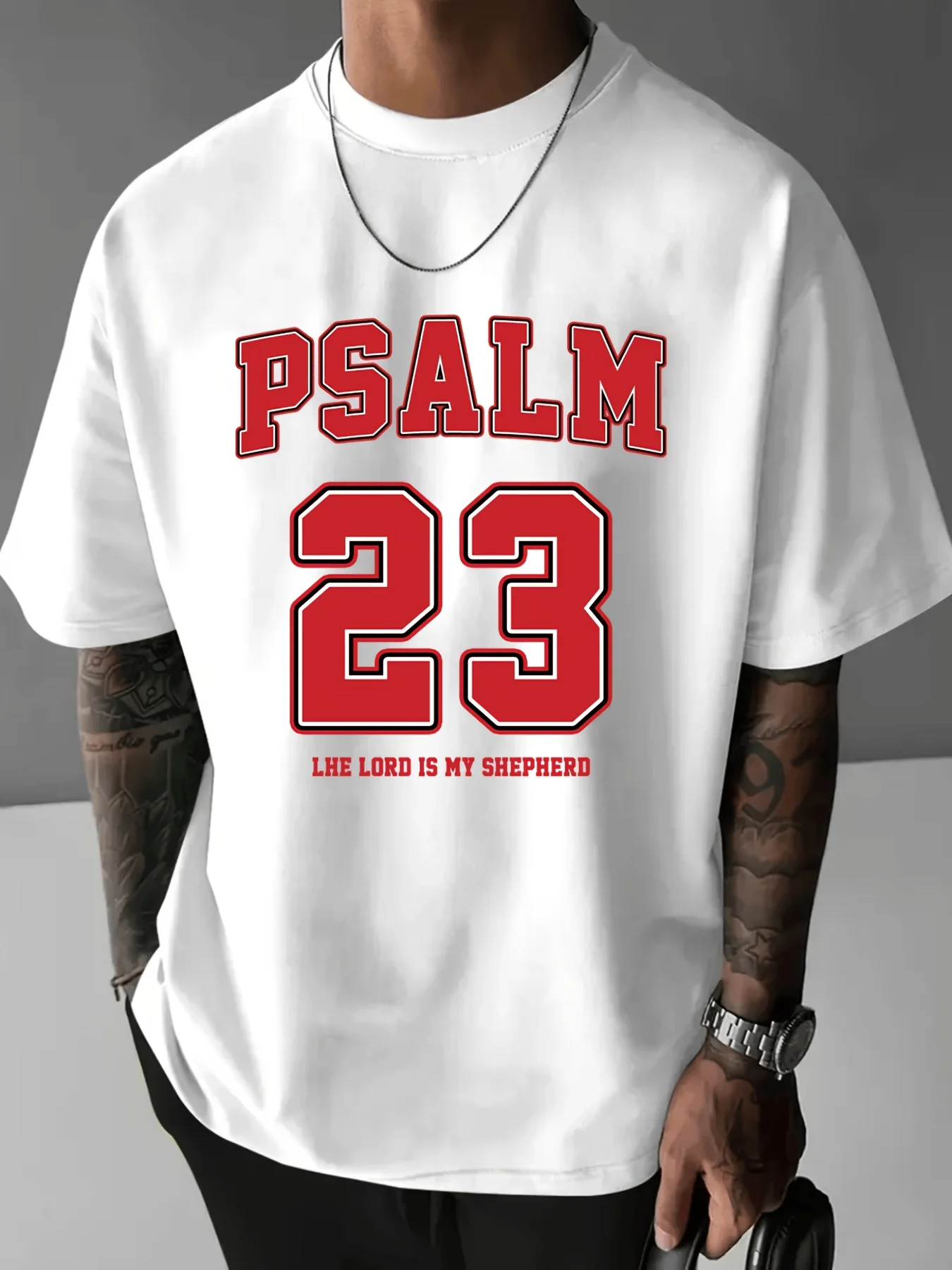 T-shirt graphique style universitaire Bold Psalm 23 pour homme, respirant, 100 % coton, parfait pour le streetwear estival et une ambiance inspirée de la foi
