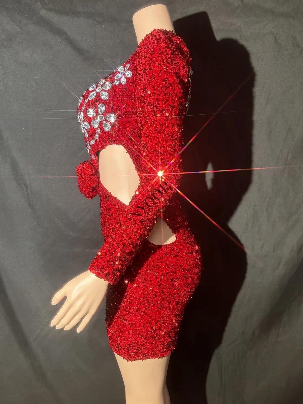 Vestido corto rojo brillante con lentejuelas y diamantes de imitación para mujer, ropa Sexy con cintura hueca para fiesta de noche, celebración de cumpleaños, Festival