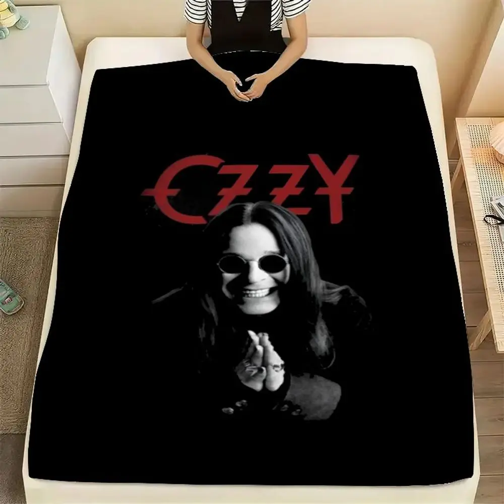 بطانية رمي باللونين الأبيض والأسود مستوحاة من OZZY Rock Star - تصميم دراماتيكي يتميز بشكل طويل الشعر مع نظارة شمسية مستديرة #2