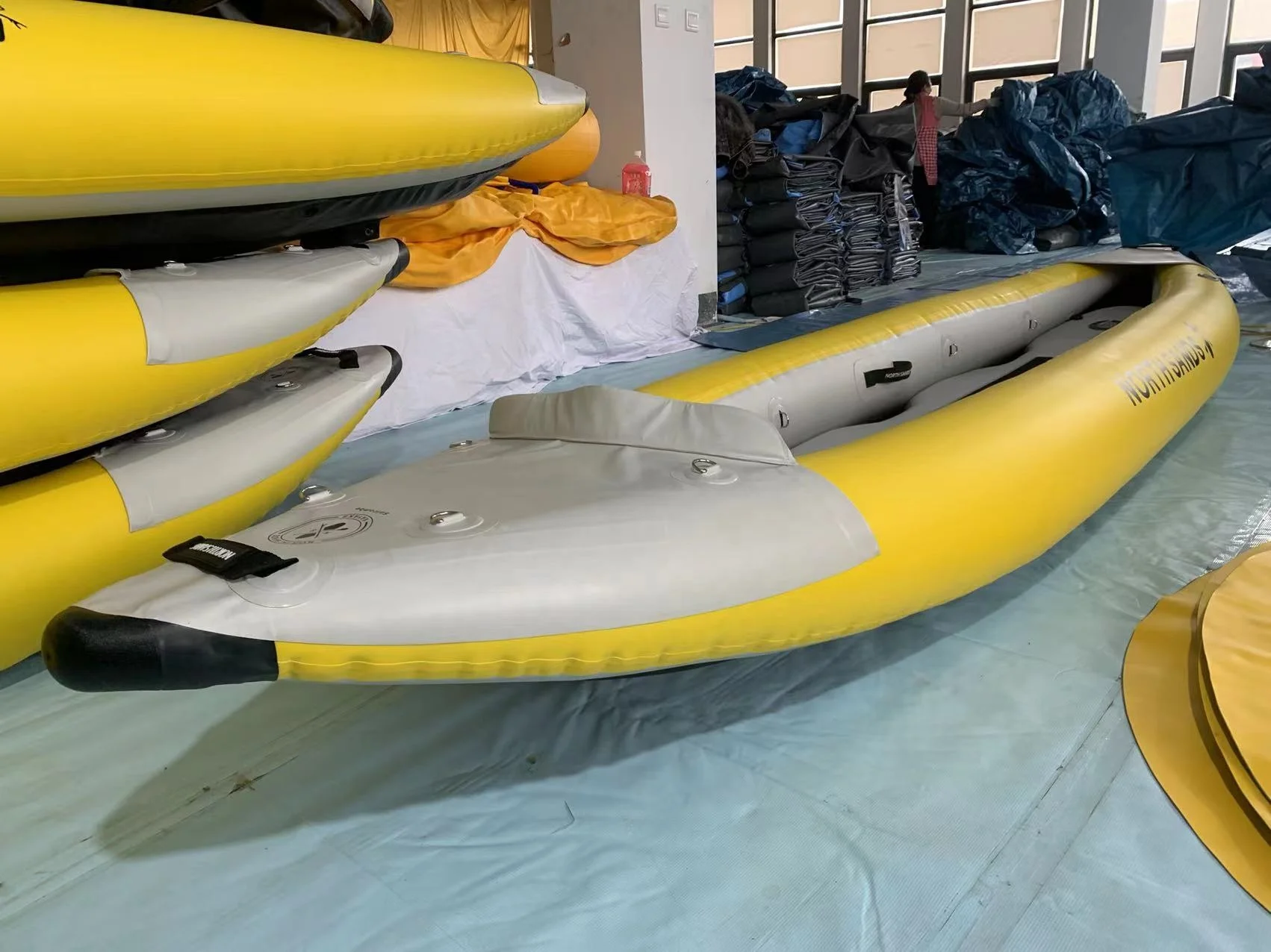 قوارب الكاياك القابلة للنفخ لمجداف ملحقات الصيد يتضمن قارب كاياك للرياضات المائية بشخصين