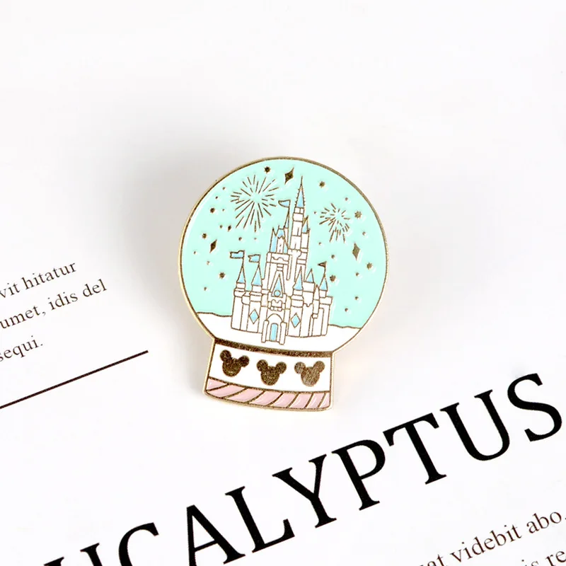 Kreative Schloss-Kristallkugel Emaille-Anstecknadel Mickey Brosche Metall-Reversnadeln Geschenke für Fans Sammlerstücke Souvenirs