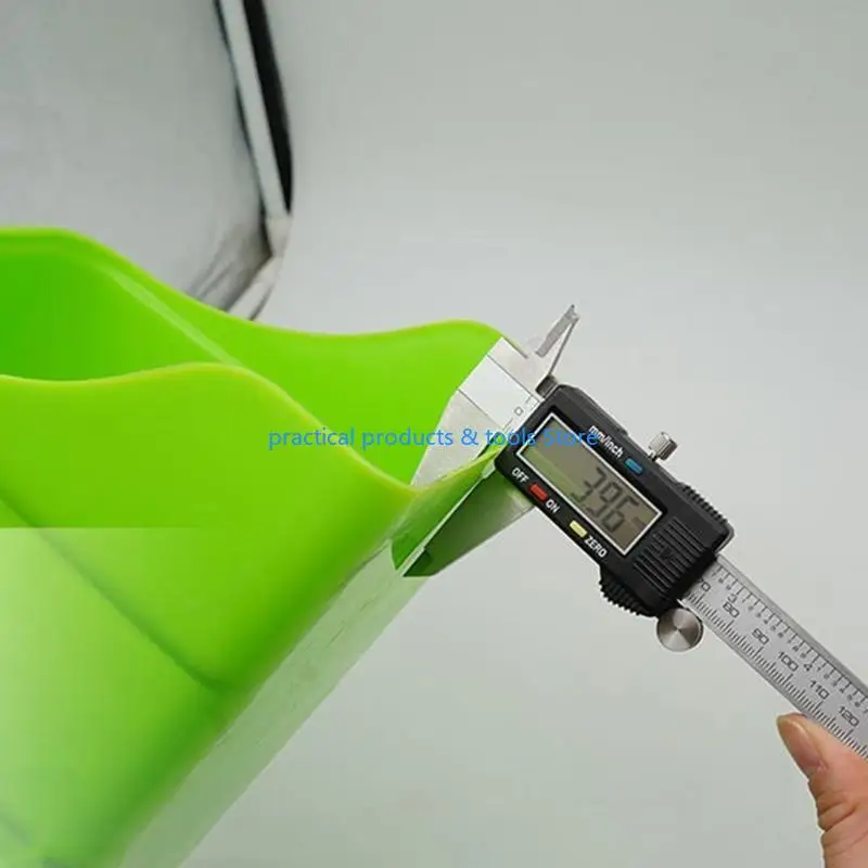 77JB Green Color Plastic Feeding Scoom