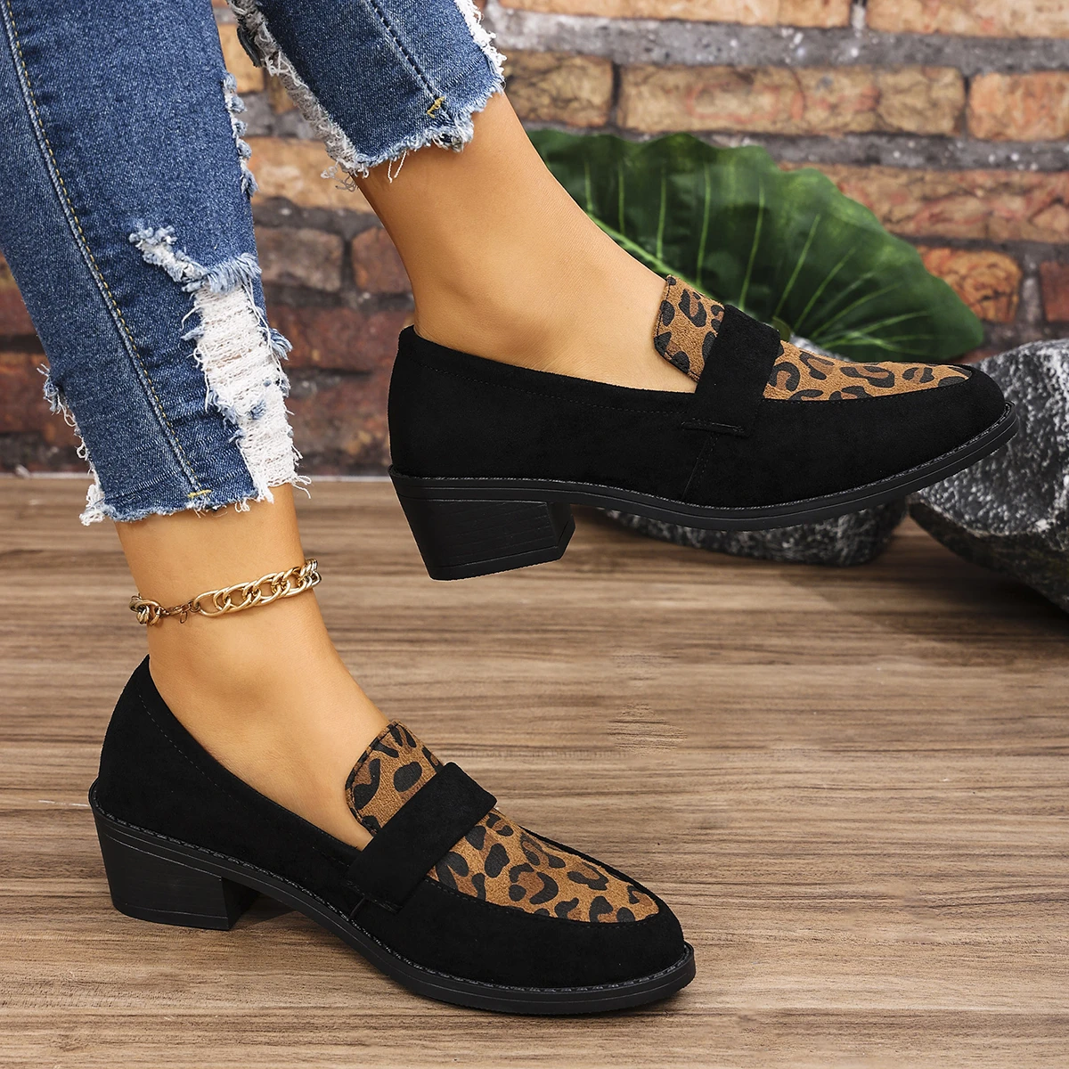 2024 New Spring Autumn Fashion Women Designer Comfortable Casual Shoes Women Medium Heel Pointed Toe Leopard Print Slip-On Shoes
