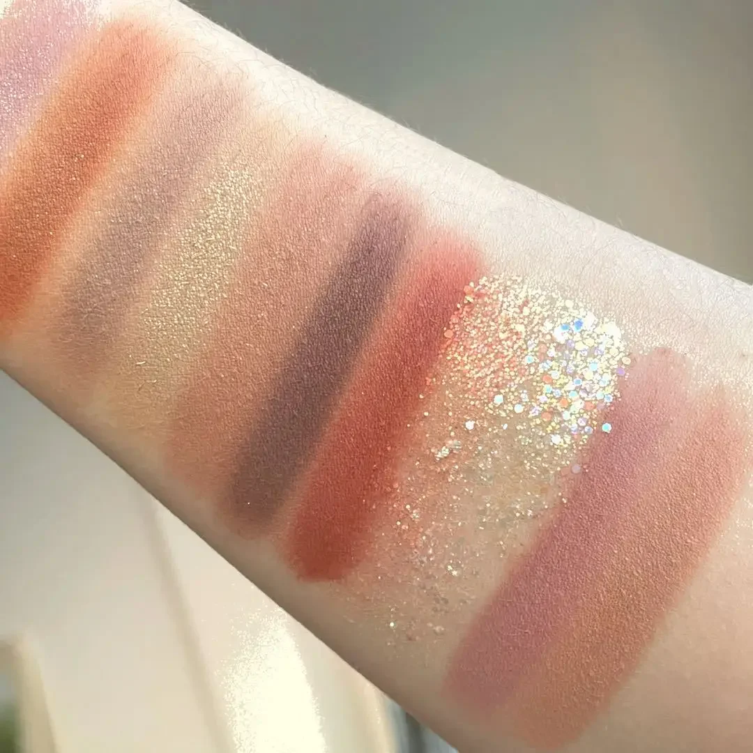 2023 neue 26 Farbe Lidschatten platte Hochglanz Puder Rouge Perle matt Glitter Lidschatten mit Pinsel Mehrzweck Parität