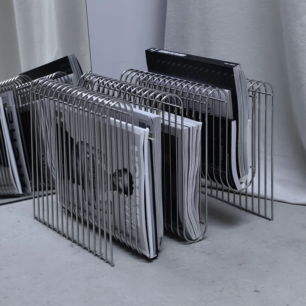 Table et bibliothèque multifonctions modernes avec cadre robuste enduit de poudre, design minimaliste peu encombrant pour la maison et le bureau