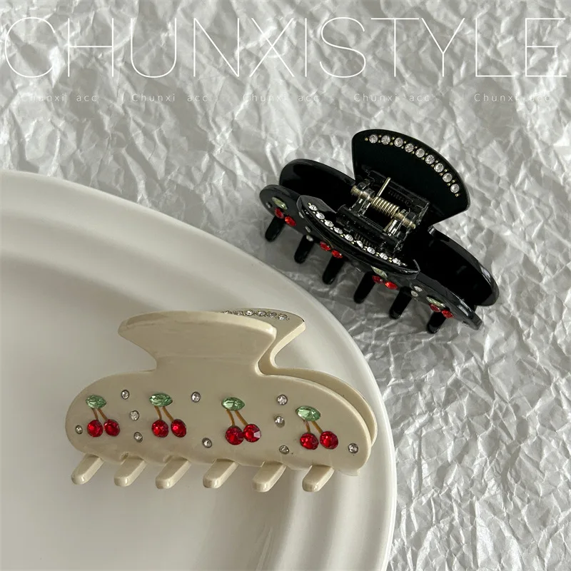 Рисунок 5 - Заколка для волос на тему вишни