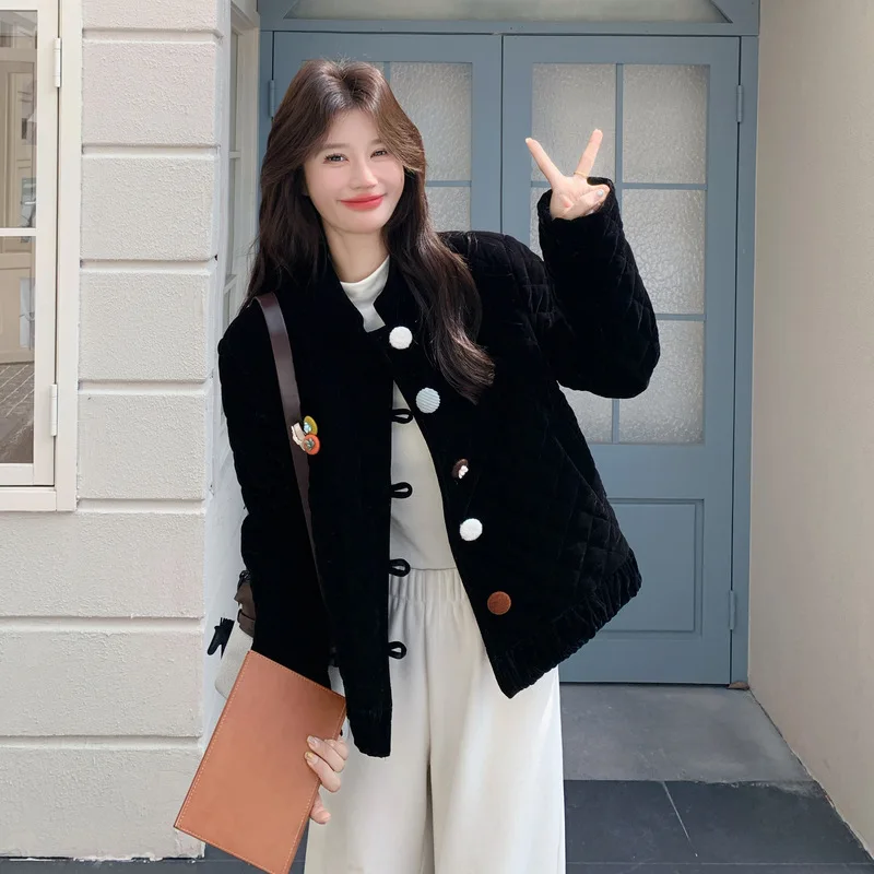 سترة نسائية لخريف وشتاء 2025 النسخة الكورية الجديدة من المخمل الذهبي بتصميم قصير وخفيف الوزن وأزرار ملونة دافئة من القطن #2