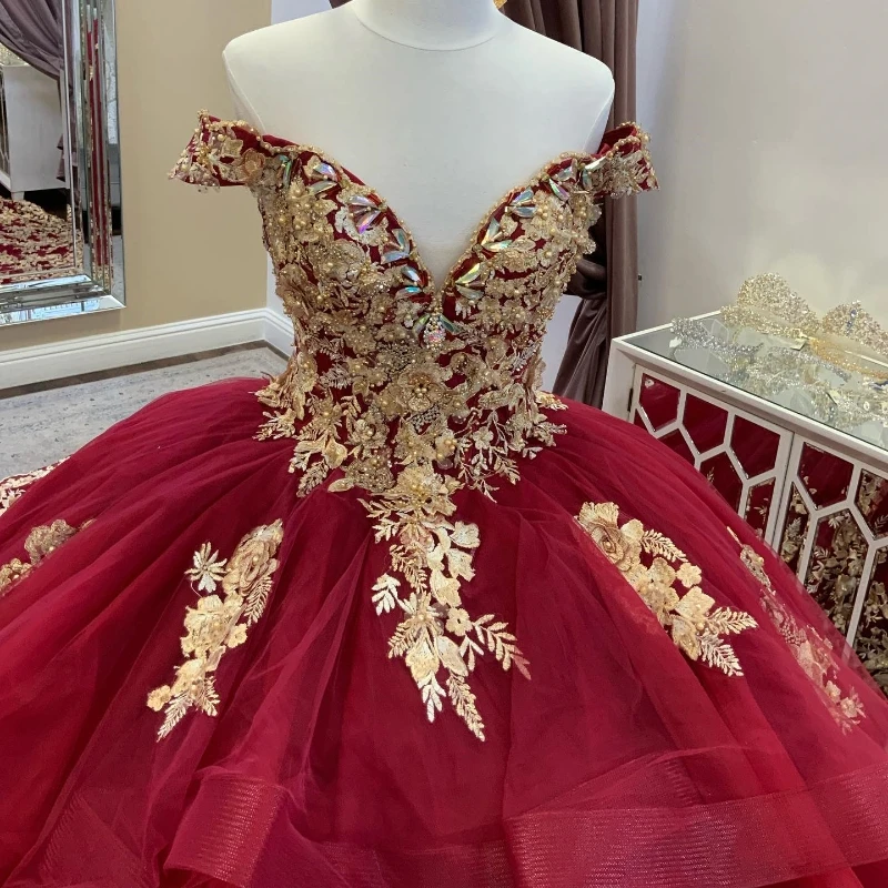 Rode Off Shoulder Quinceanera Jurk Galajurk Goud Applique Kant Kralen Crystal Tull Prinsessenjurk Sweet 15 Jaar Oude Feestjurk