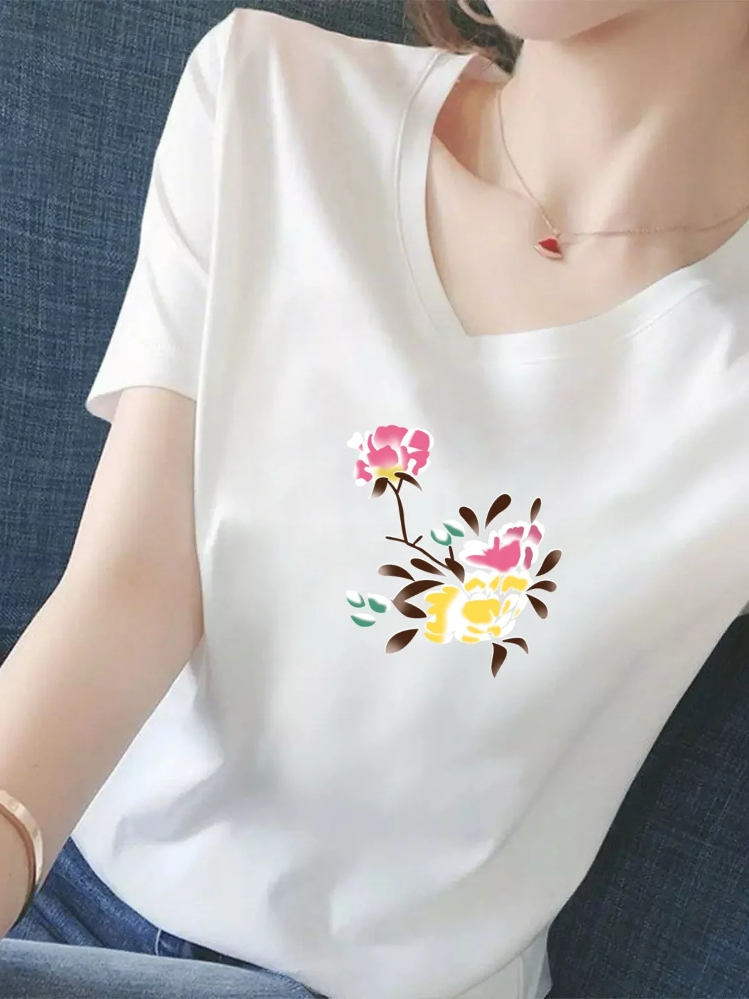 

Белая женская футболка с коротким рукавом и принтом, свободный повседневный топ с V-образным вырезом, летний универсальный стиль для мам среднего возраста, полиэстер