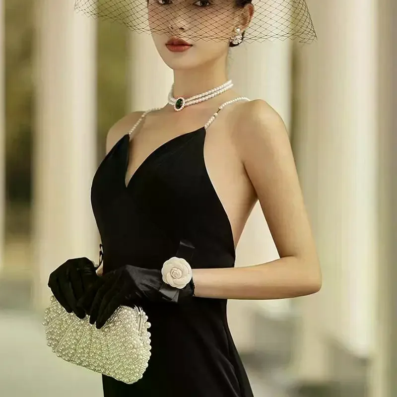 جديد قفازات الساتان الأسود المخملية مع كاميليا مطاطا قفازات كاملة الأصابع الزفاف أنيقة قصيرة قفازات المعصم جهاز تدفئة محمول هدية