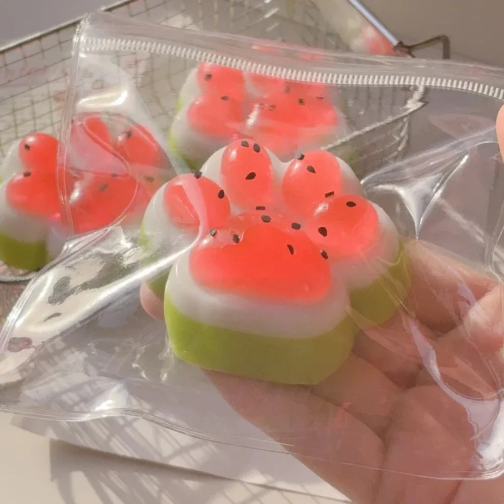 ของเล่นบีบลดความเครียดรูปอุ้งเท้าแมวแตงโม รุ่นลิมิเต็ดอิดิชั่น สำหรับฤดูร้อน น่ารักแบบโมจิ บีบเล่นคลายเครียด