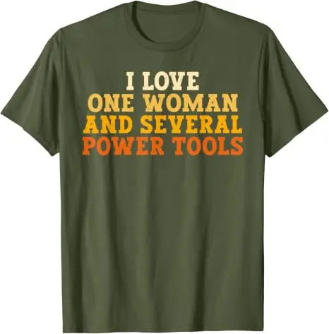 Ich liebe eine Frau und mehrere Elektrowerkzeuge. Lustiges Retro-T-Shirt mit Humor-Aufdruck. Y2k-Humor für Holzarbeiten, Handwerker, Zimmermann, Werkstatt. – Detail 4