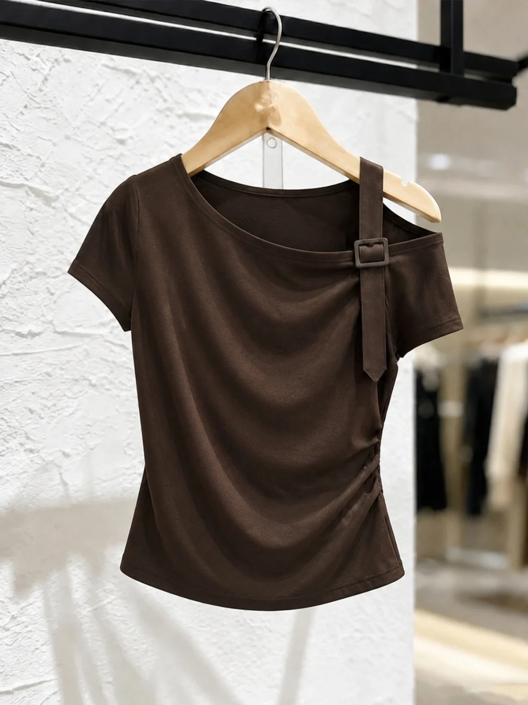 

Chic Shoulder Bared Design Versatile Commute T Shirt Short Sleeve Slimming Women's Fashionable Top Korean Style Summer 2026
