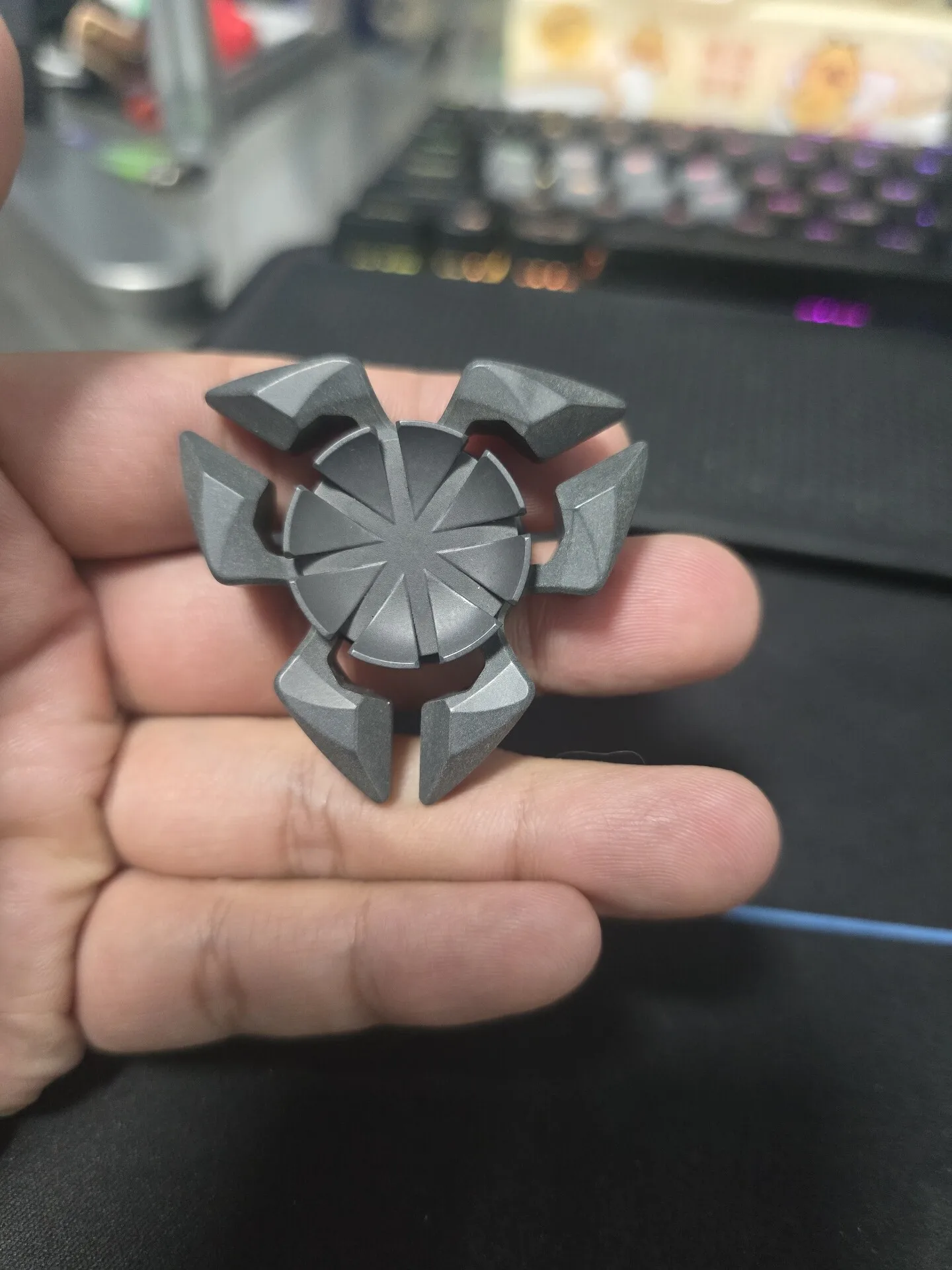 Used EDC Magic Play Scorpio Clover EDC Fingertip Gyro Sprocket Fidget Spinner