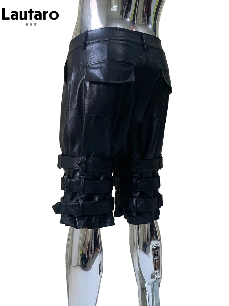 Lautaro شورت صيفي رائع من جلد البولي يوريثان باللون الأسود الصلب للرجال مع العديد من الحزام عالي الخصر قصير على الطراز الشرير ملابس Emo على الموضة الأوروبية