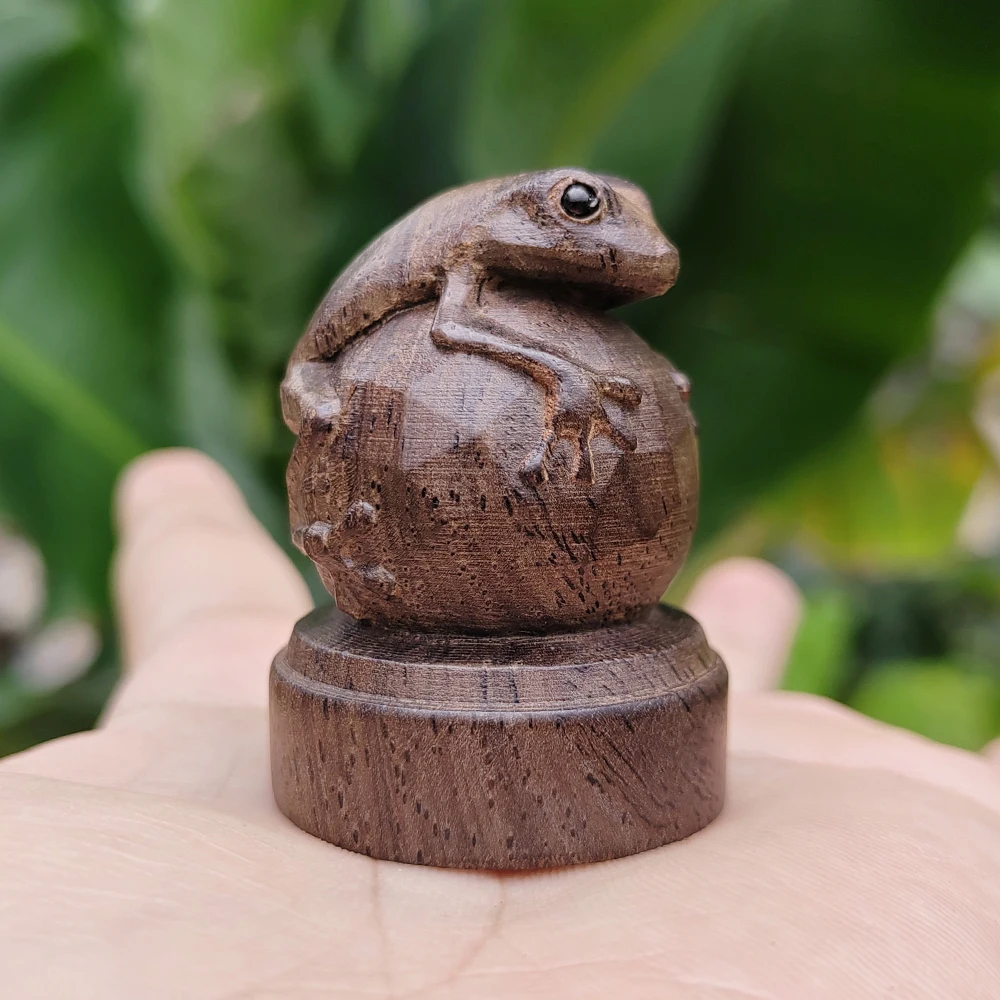 Handgeschnitzte Holz-Froschfigur, die eine Kugel hält, kleine Statue als Dekoration, im chinesischen Stil, minimalistischer Stil, geeignet für Schreibtischdekorationen, Weihnachtsdekorationen, Wohnraumdekoration, Wohnzimmer, Büro, Geschenke für den Schulbeginn, Neujahrsgeschenke. – Detail 2