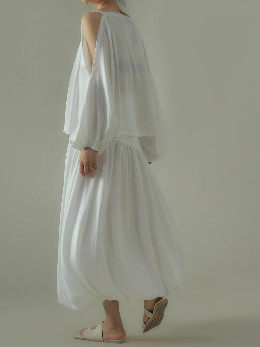 

Свободный комплект из ацетатной ткани с длинным рукавом на одно плечо: юбка-тюльпан с высокой талией и длинное платье А-силуэта для повседневной носки