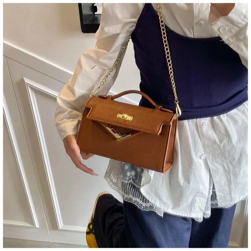 

Luxury Designer Tote Bag With Letter Logo - Stylish Commuter Shopper For Women With Spacious Retro Texture