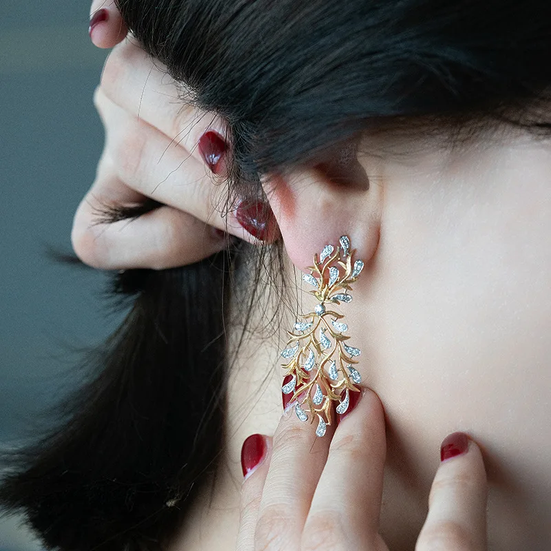 Weave carved gold hollow silver stud earrings, full of zircon light and smart leaf silver earrings