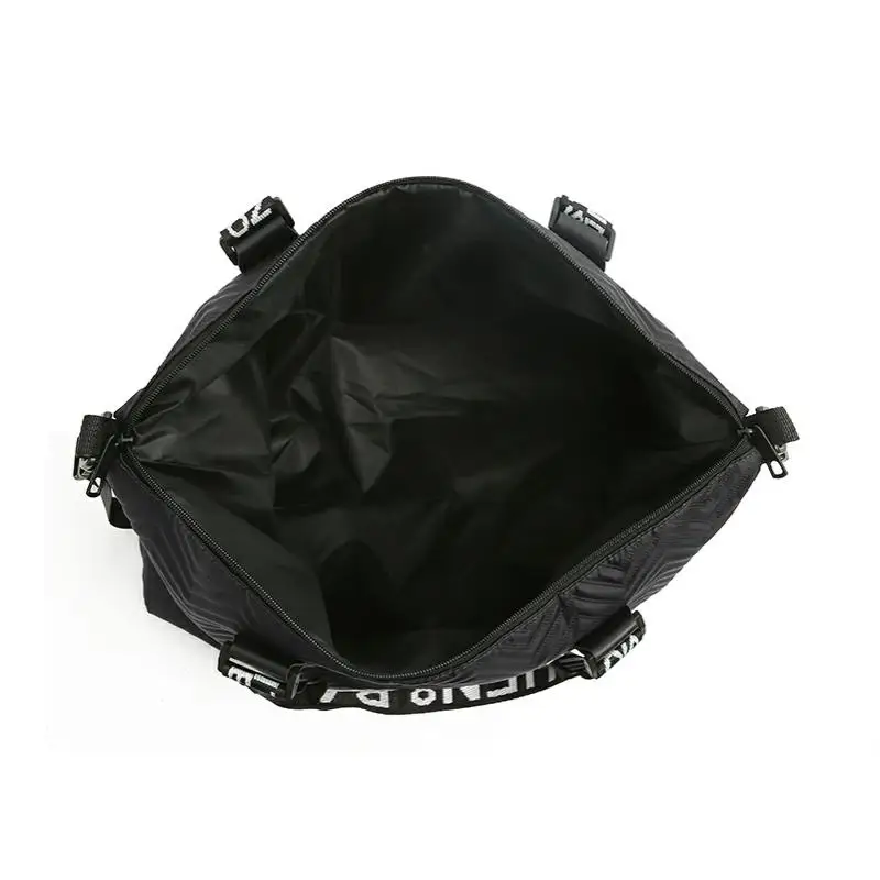 Le sac à dos de couleur neutre convient aux bagages des étudiants lors de vivre à l'école ou pour les voyages d'affaires à court terme.