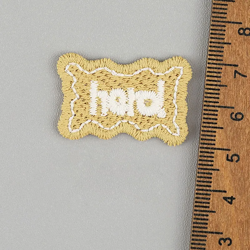 100 Stück 2x3,1cm Quadratische Buchstaben-Stickerei-Aufnäher für DIY Schuhe Hüte Hosen Socken - Kleidungszubehör Etiketten – Detail 5