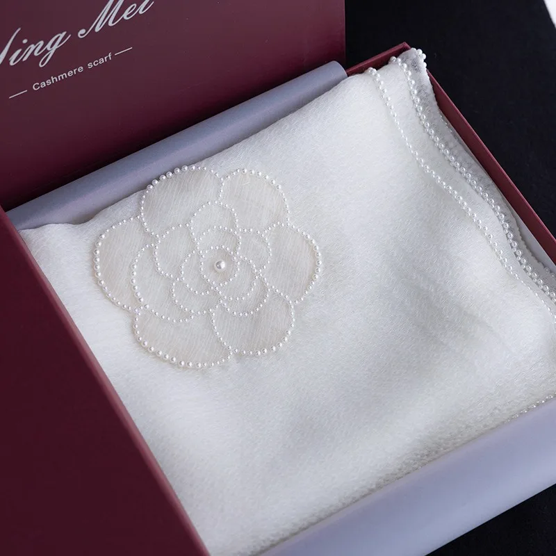 Moda de camelia Xiaoxiang, bufanda de lana de seda, chal blanco, perla femenina fina.