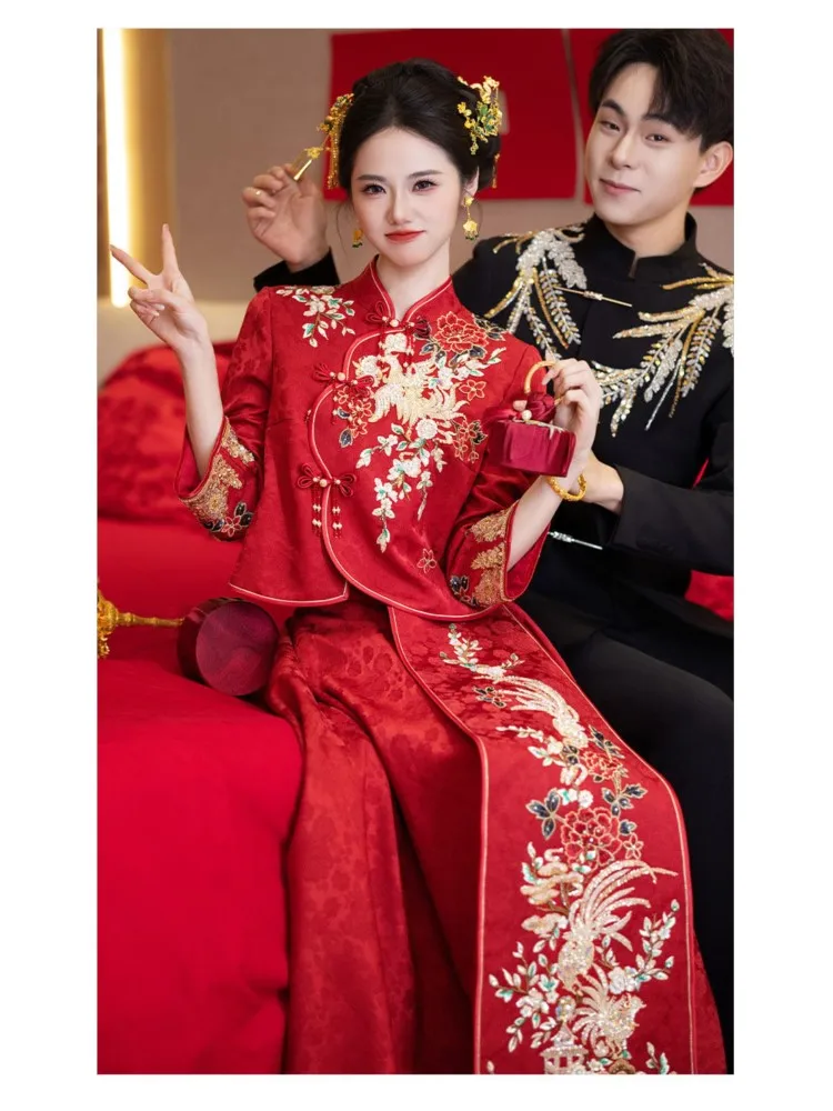 The new Chinese-style wedding dress for brides exudes a sense of elegance