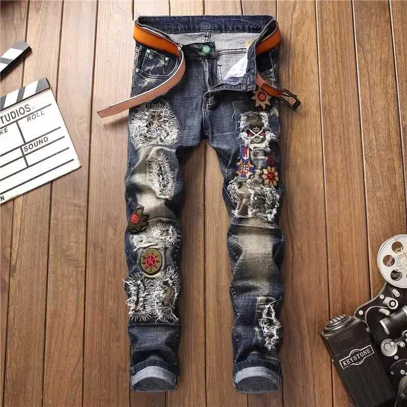 Nieuwe Koreaanse luxe kleding Multi-gescheurde jeans heren patch slanke retro stijl mode persoonlijkheid badge bedelaar cargobroek man