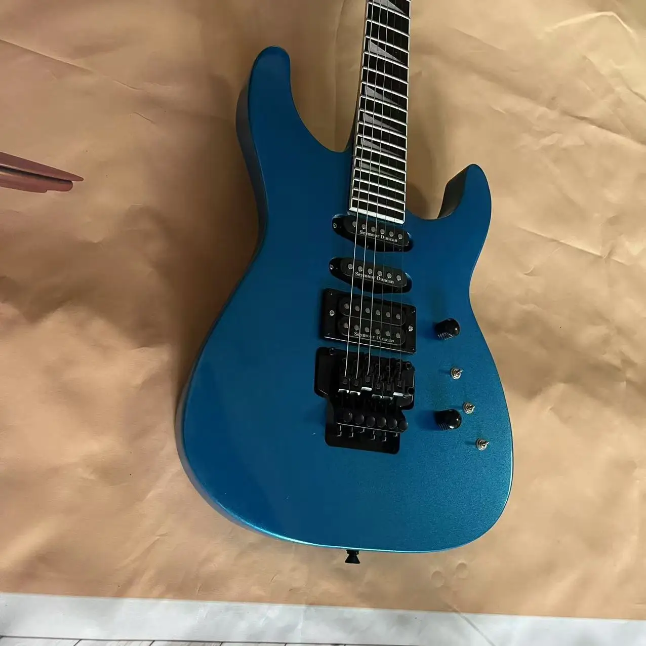 Chitarra elettrica Alien a 6 corde con corpo in metallo blu, immagine di spedizione reale, disponibile