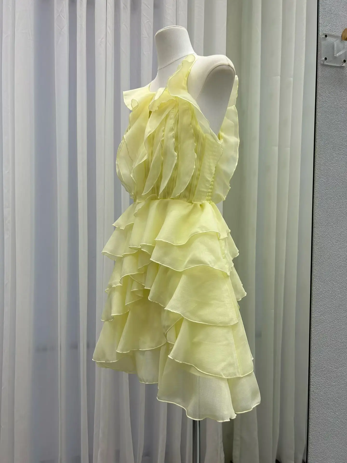 Vestido colete amarelo feminino com babados em camadas sem mangas gola redonda cintura alta férias mini robe feminino