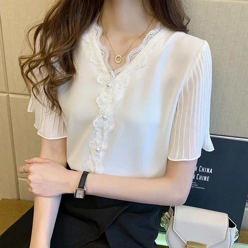 Chemises en mousseline de soie pour femmes, col en v, boutons, garniture en dentelle, chemisiers élégants pour dames, manches courtes plissées, été, blanc, rose, haut coréen doux
