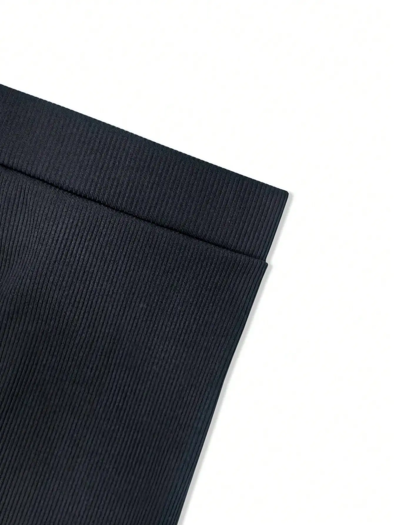 Set coordinato con top corto bianco sexy e gonna a tubino nera, tessuto lavorato a maglia, completo estivo chic