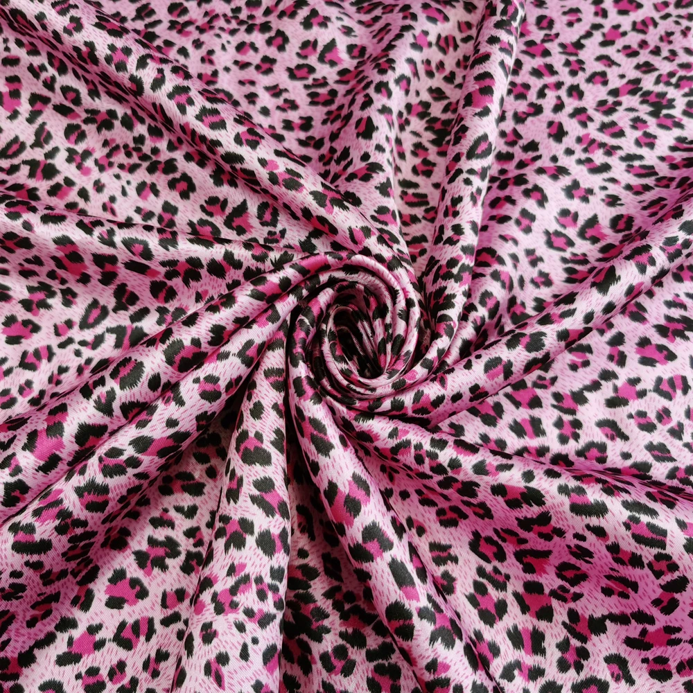 1 Meter x 1,48 Meter Afrika-Leopardenmuster Satinstoff für Schals, Kleider, Pyjamas und Futter – Detail 15