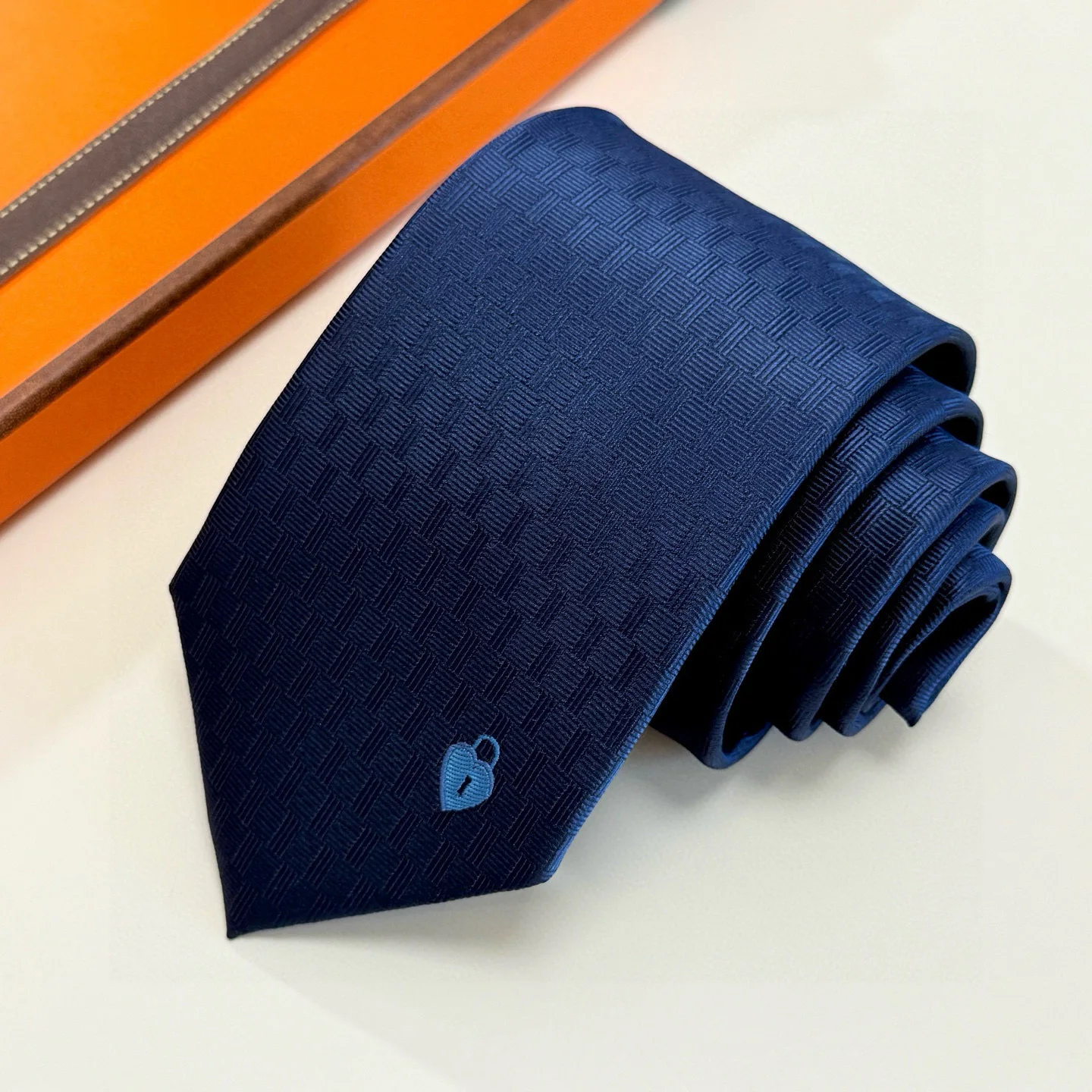 cravate-en-soie-pour-homme-de-luxe-brodee-motif-cœur-et-cle-du-bonheur-jeune-et-tendance-cadeau-pour-petit-ami-style-business-cravate-longue-en-boite