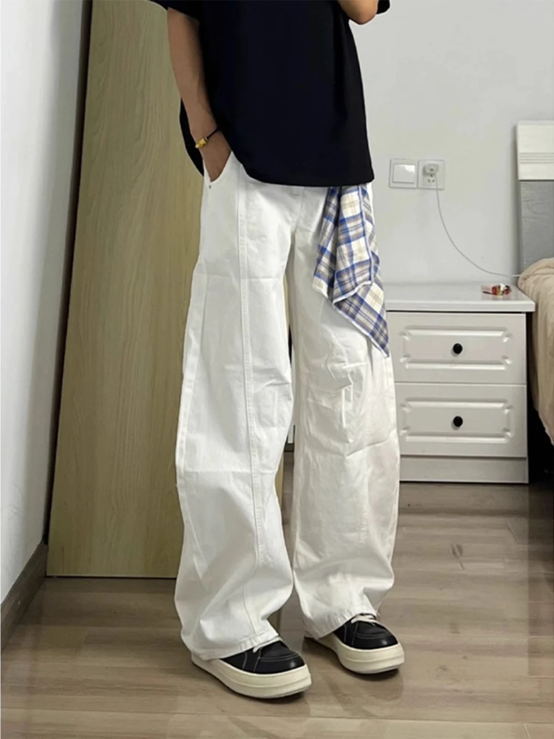 กางเกงยีนส์ทรงตรงขาตรงสำหรับฤดูร้อน กางเกงลำลองผู้ชายทรงหลวม ยาวคลุมเท้า ลายมีด สไตล์ไฮสตรีท