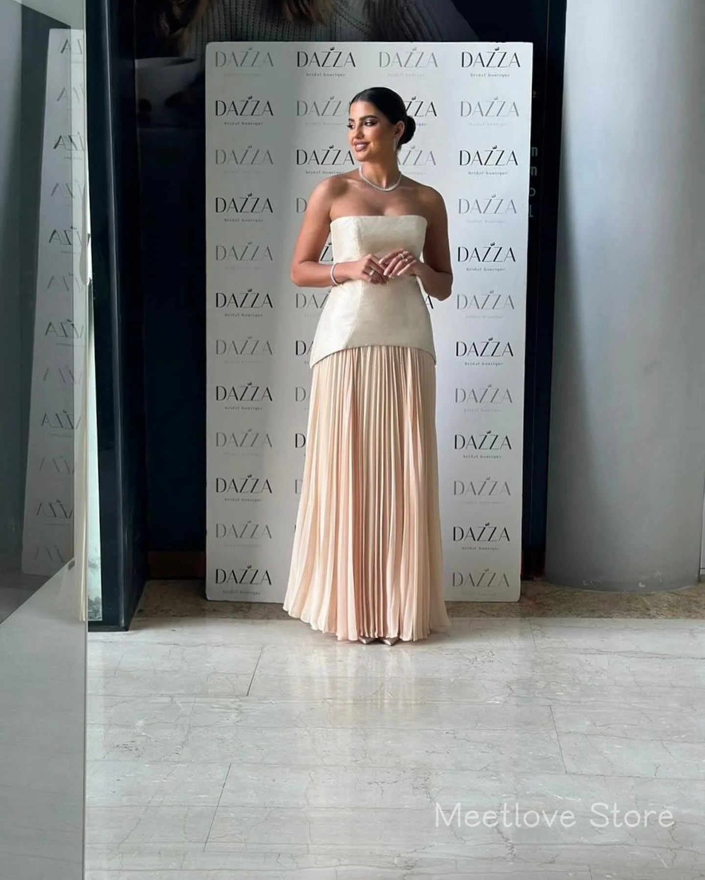 Meetlove ซาติน Strapless ชุดราตรีความยาวชั้นชีฟอง Sheath ง่ายชุดราตรีที่กําหนดเอง