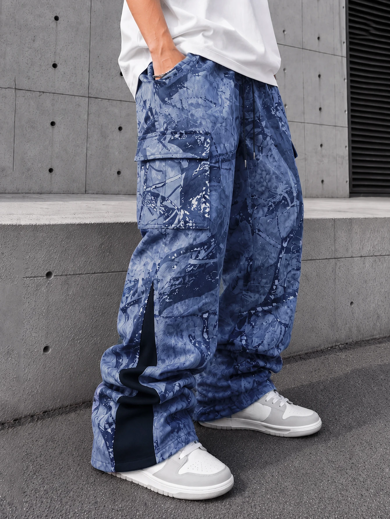 Herren Cargo-Hose mit abstraktem Blau-Print, mehreren Taschen, weitem Bein, Kordelzug in der Taille, lässige Streetwear-Utility-Hose – Detail 2