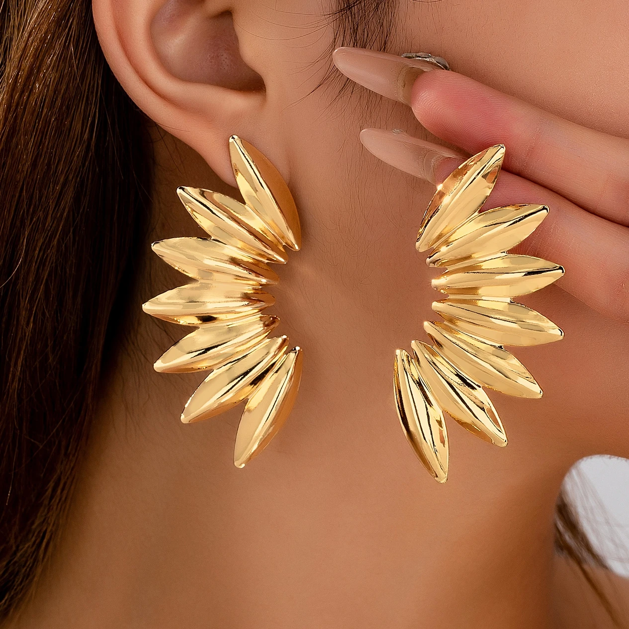 Women's Fashion Earrings, Creative Retro Exaggerated Punk Metal Half-Fan-Shaped Earrings, Suitable for Daily Wear and Parties