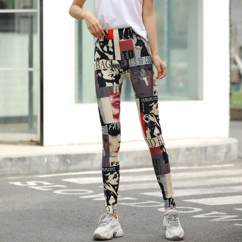 Damenmode, bedruckte Leggings, hoch elastische, schmale, figurbetonte Hosen, Streetwear, Graffiti-Muster, Stern- und Streifenmuster, Oberbekleidung, Hosen. – Detail 2
