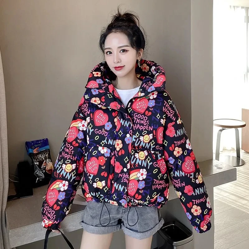 

Женская укороченная хлопковая куртка 2026: Новая зимняя модель в корейском стиле, свободная, утепленная, с принтом, с капюшоном, теплая парка, укороченный топ