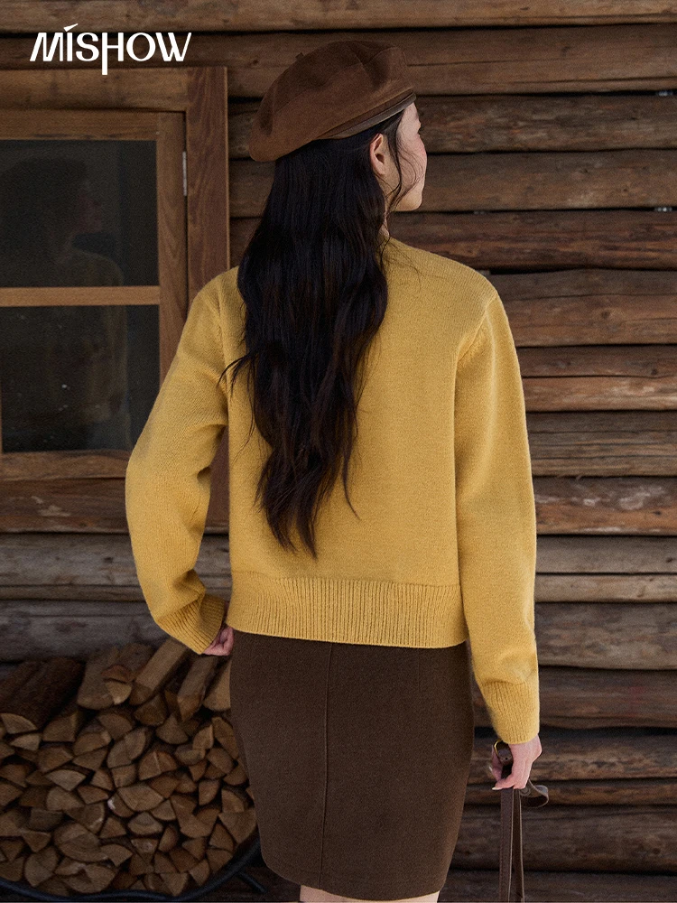 MISHOW سترة نسائية صفراء 2025 شتاء جديد الحيوان الكرتون طباعة طاقم الرقبة البلوز فضفاضة متعددة الاستخدامات كم طويل علوي MXE90Z2788