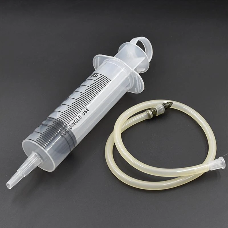 

Набор для прокачки тормозной системы мотоцикла: инструмент для удаления воздуха из шлангов дисковых тормозов, насос для гидравлической жидкости, инструмент для ремонта суппортов, вакуумный инжектор, 100 мл.