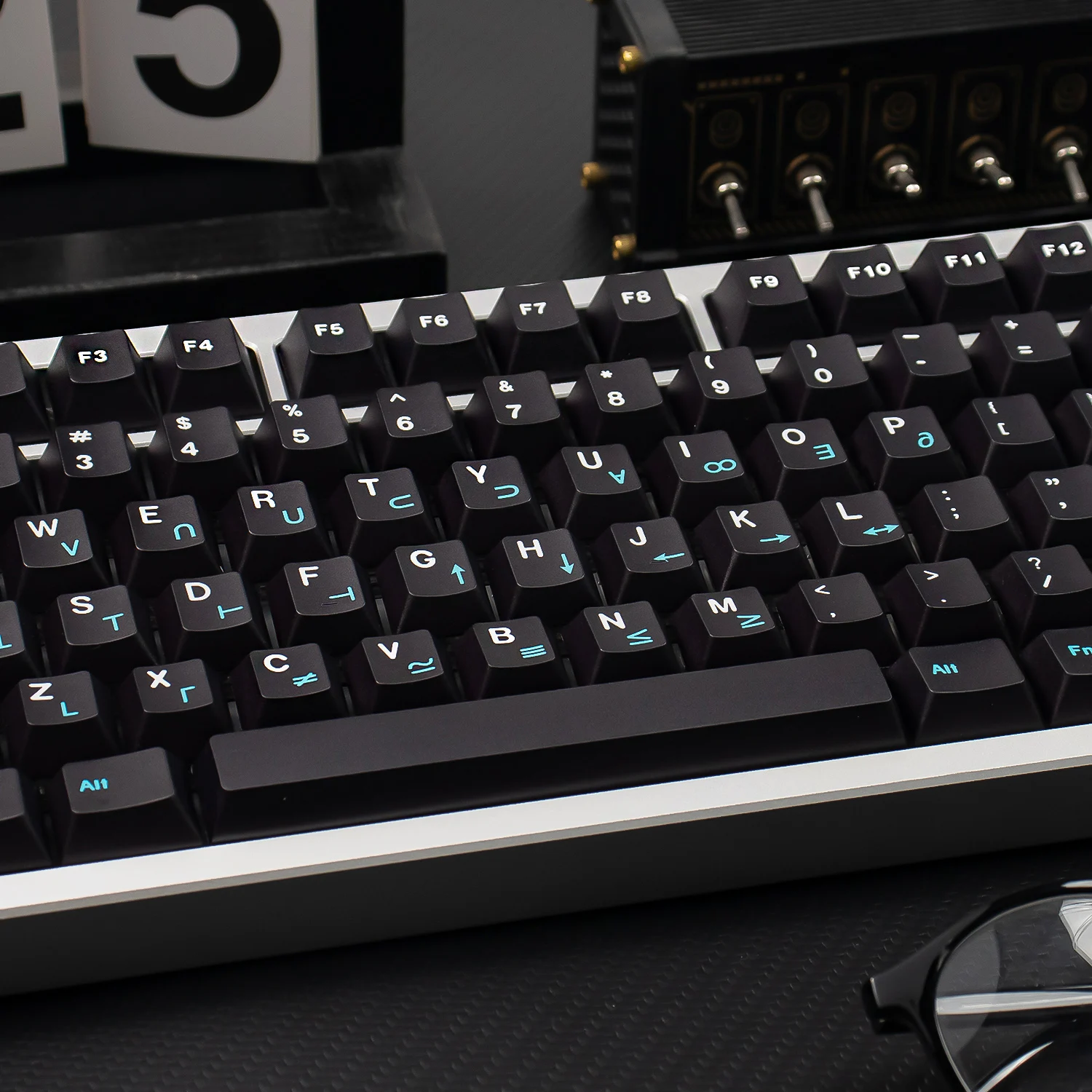 คีย์แคปธีม DOLCH 129 ปุ่ม โปรไฟล์ Cherry พิมพ์ลายด้วยเทคนิค Five Side Dye-Sublimation บนวัสดุ PBT สีดำแบบกำหนดเอง สำหรับสวิตช์ MX คีย์บอร์ดแบบกลไก