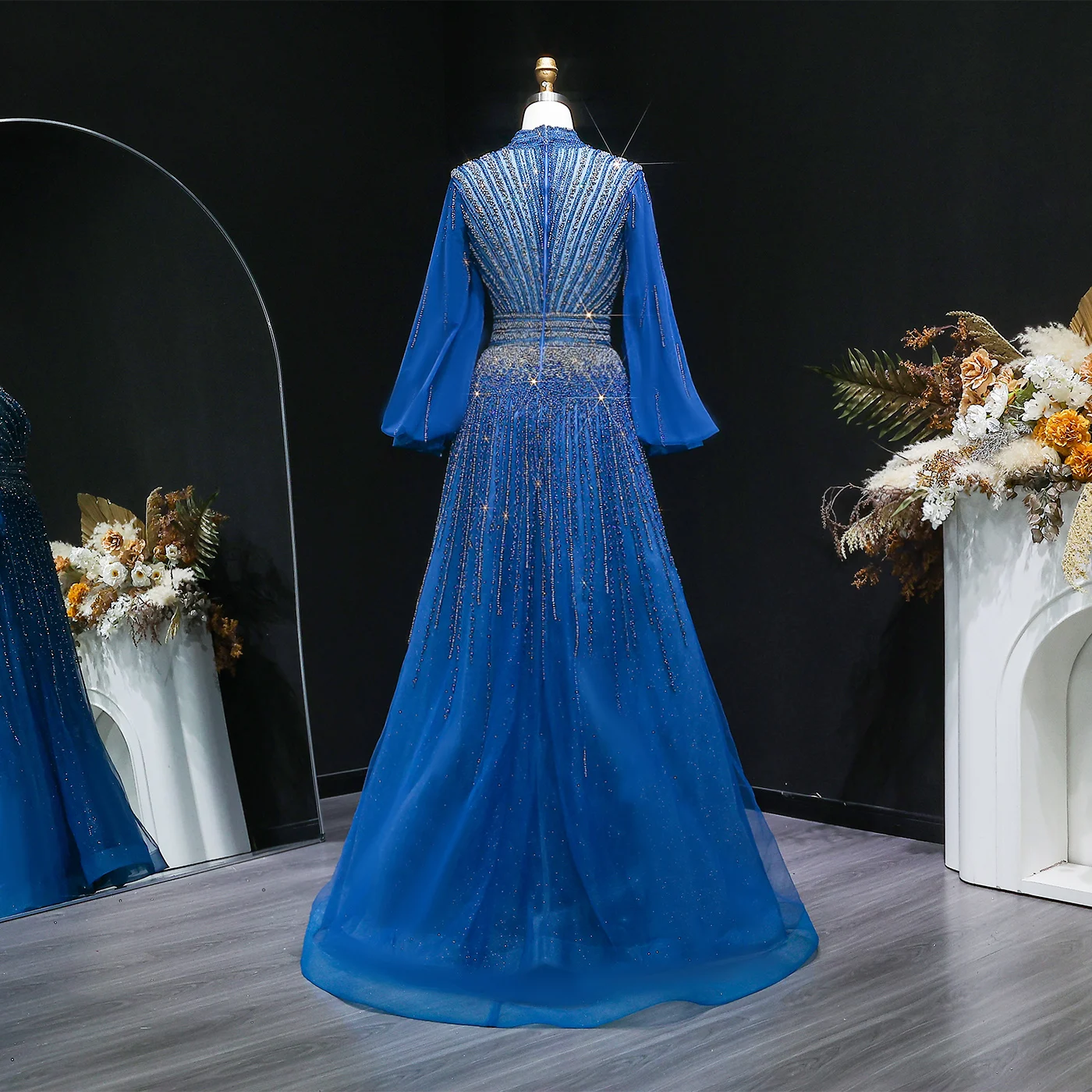Sharon Said Plus Size Blaues Abendkleid mit hohem Kragen und langen Ärmeln, mit Kristallperlen, schwarze Hochzeits-Partykleider SS012, maßgeschneidert. – Detail 9